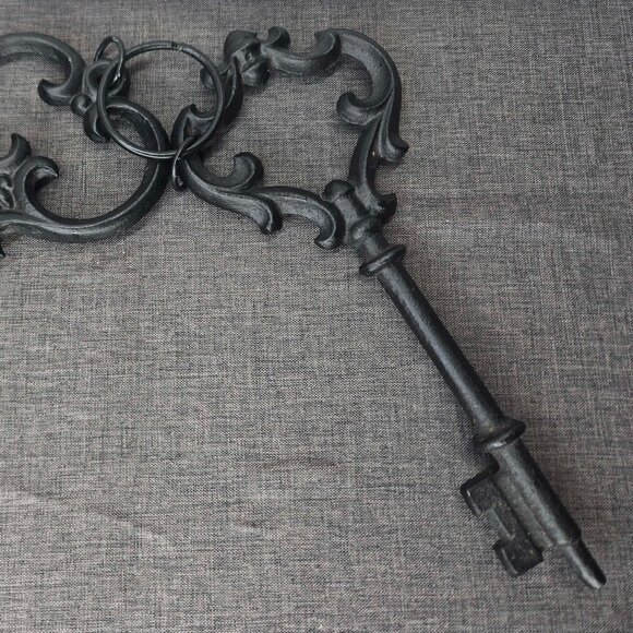 Victorian-Style Ornate Cast Iron Skeleton Keys – Decorative Vintage Pair - Picture 3 of 5